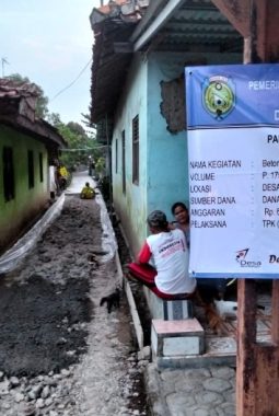 Warga Desa Margamulya Sambut Gembira Terealisasinya Pengecoran Beton Jalan Desa