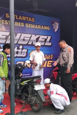 Satlantas Polrestabes Semarang Gelar Servis Gratis untuk Ojek Online di Simpang Lima